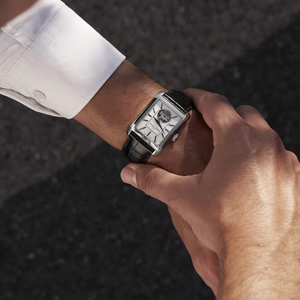 Frederique Constant Classics Carrée Heart Beat med rektangulær kasse, åpen balanse og elegant design som fremhever urverkets puls.