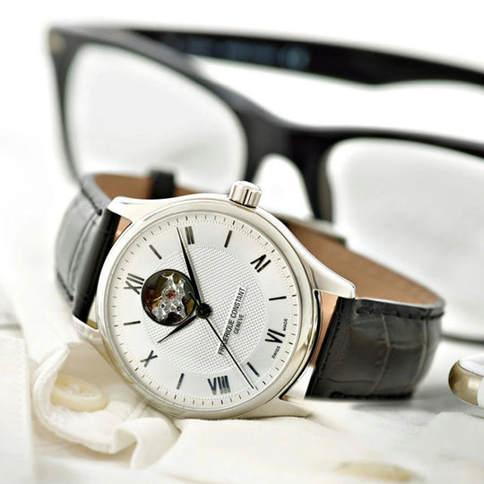 Frederique Constant Classics Heart Beat dressklokke til herre med hvit skive, romertall og automatisk verk. 