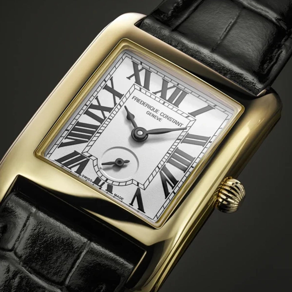 Classics Carree til dame med hvit tallskive med egen subdial for sekunder. Gullfarget kasse og sort skinnrem. 50 meter vanntett.