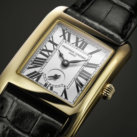 Classics Carree til dame med hvit tallskive med egen subdial for sekunder. Gullfarget kasse og sort skinnrem. 50 meter vanntett.