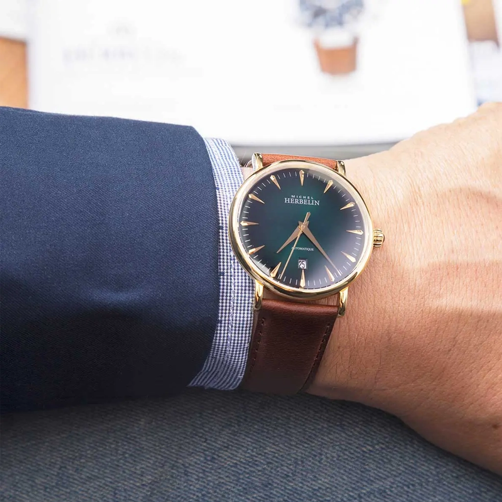 Herbelin Inspiration – elegant sveitsisk automatisk klokke med brun urskive og brun lærrem, klassisk design som passer til både jobb og formelle anledninger.