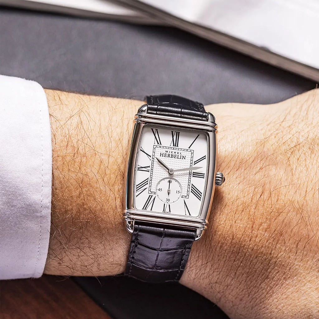 Herbelin Art Deco Small Seconds herreklokke med stålkasse og skinnrem.
