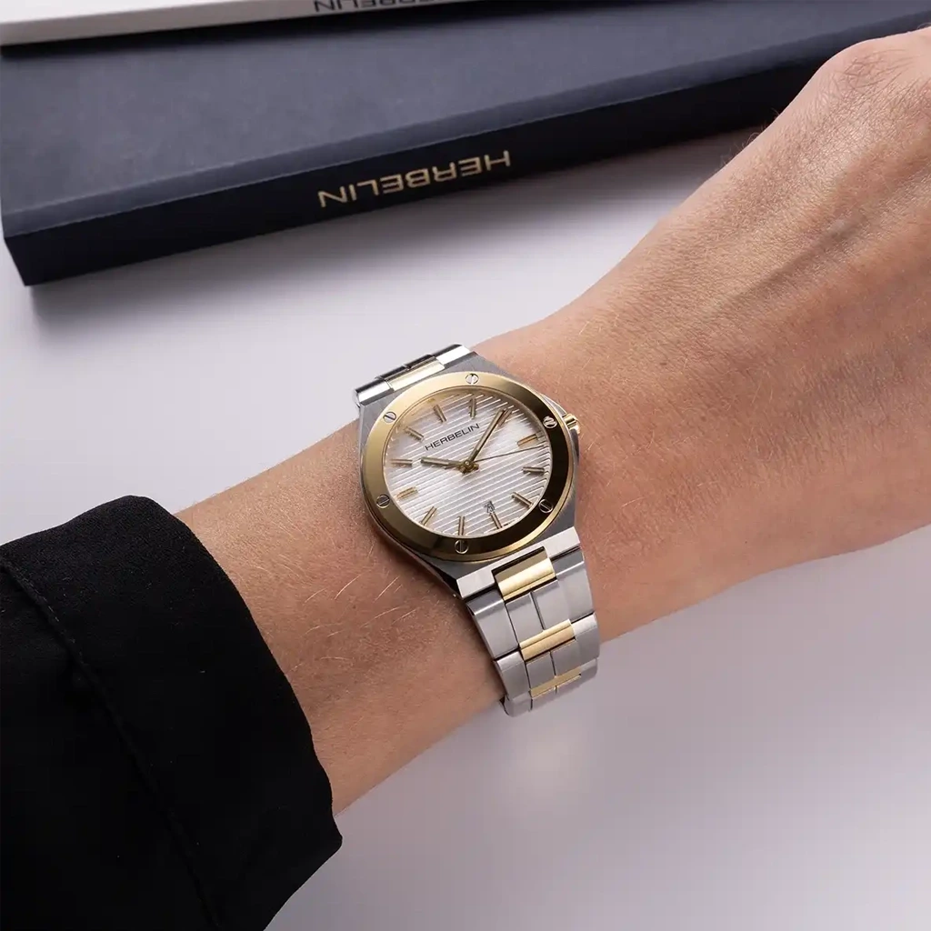 Herbelin Cap Camarat 14545BT11N er en dameklokke i tofarget stål med hvit skive, lenke og quartzverk.