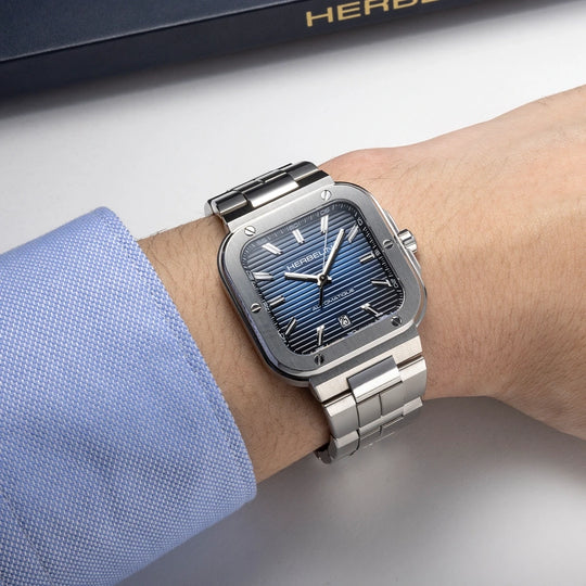 Herbelin Cap Camarat Square 1646b15 herreklokke med størrelse på 39 x 39 mm, kasse og lenke i stål, blå tallskive og automatikkverk. 