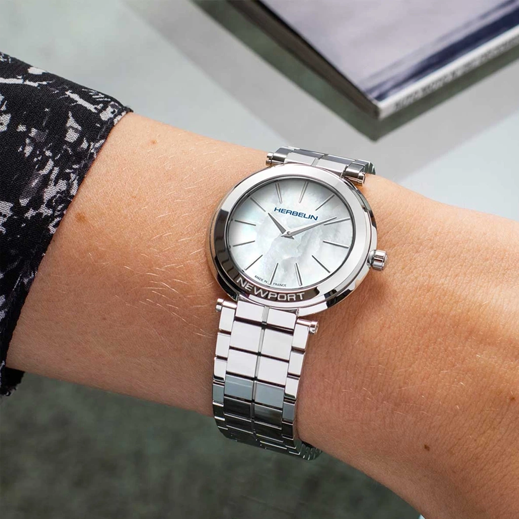 Herbelin Newport Slim 16922B19 dameklokke på 32 mm med hvit perlemorskive, kasse og lenke i stål og quartzverk.