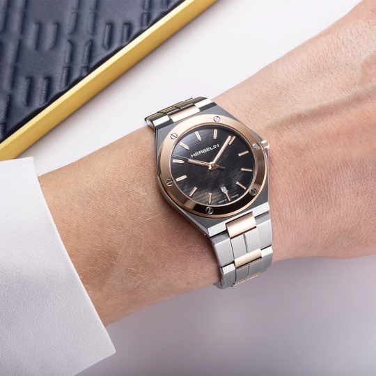 Herbelin Cap Camarat 14545btr49 dameklokke på 33 mm med kasse og lenke i stål og gullfarget PVD belegg. Sort tallskive. 