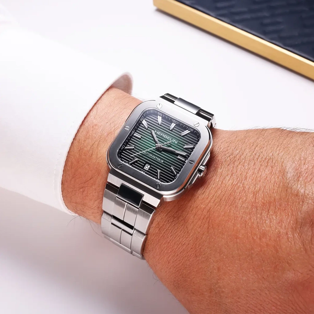 Herbelin Cap Camarat Square herreklokke med grønn skive, stållenke og automatisk verk.