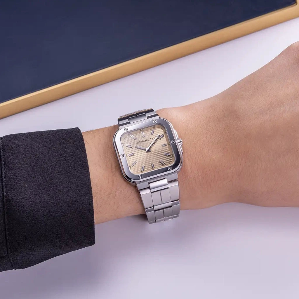 Herbelin Cap Camarat Square dameklokke i stål med champagnefarget skive, lenke og quartzverk.