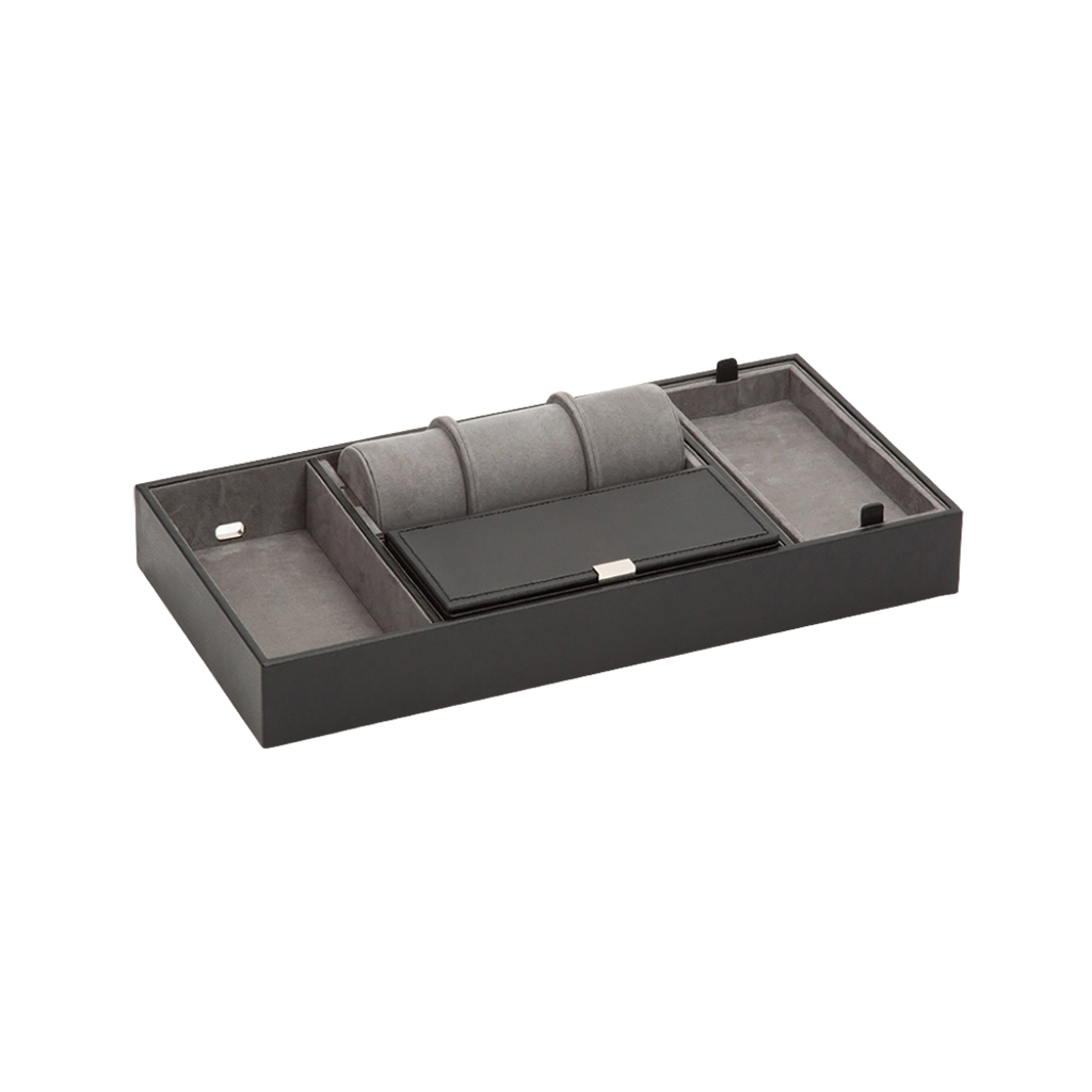 WOLF Howard er et brett for oppbevaring av smykker og klokker i sort. 