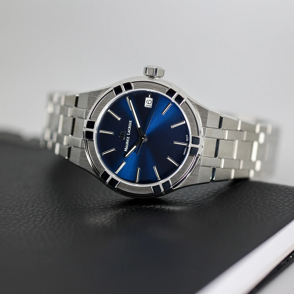 Maurice Lacroix Aikon AI1106-SS002-430-1 35 mm dameklokke med quartzverk, blå skive og kasse og lenke i stål.