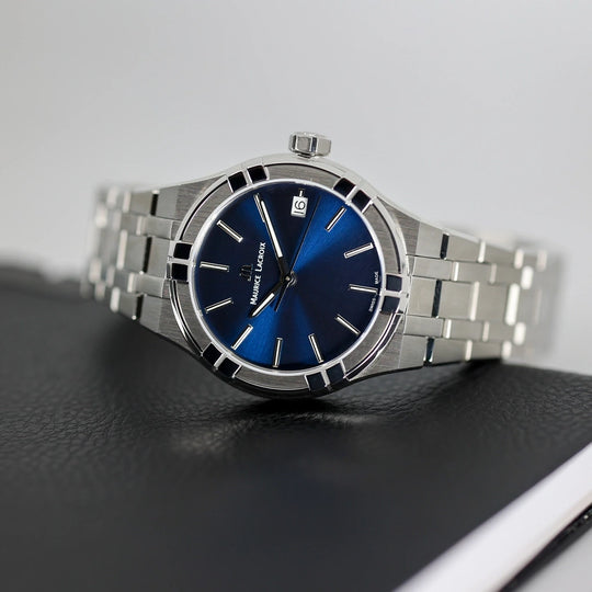Maurice Lacroix Aikon AI1106-SS002-430-1 35 mm dameklokke med quartzverk, blå skive og kasse og lenke i stål.