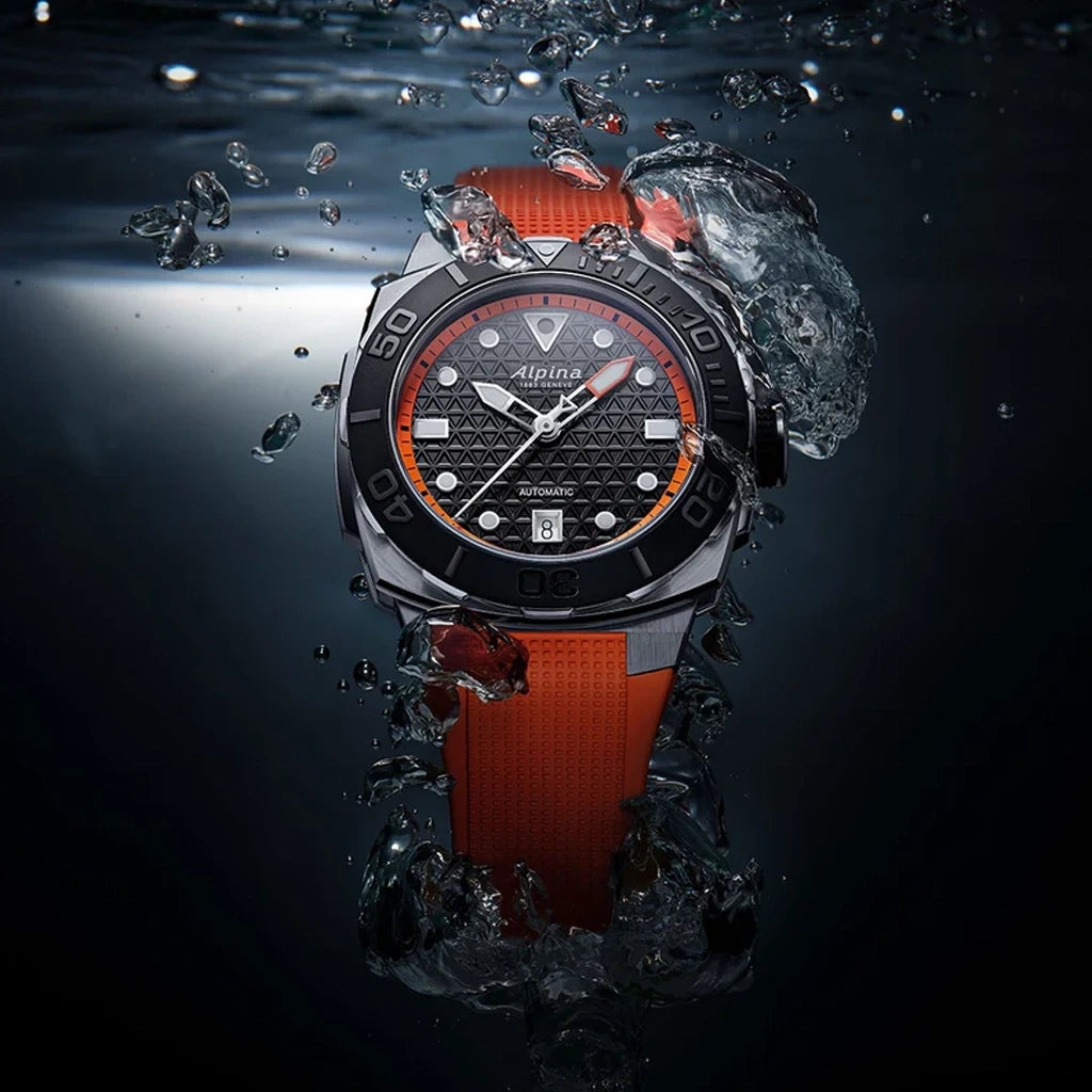 Alpina Seastrong Diver Extreme Automatic herreklokke med sort og oransje skive, kasse i stål og oransje gummirem med foldelås.