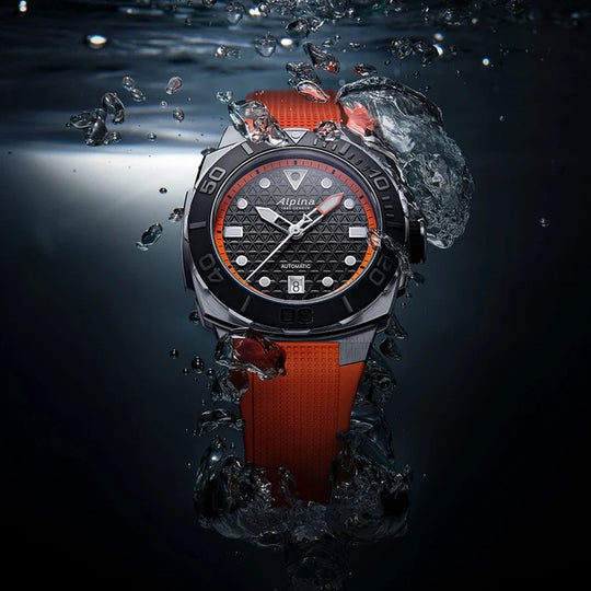 Alpina Seastrong Diver Extreme Automatic herreklokke med sort og oransje skive, kasse i stål og oransje gummirem med foldelås.