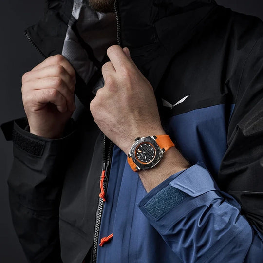 Alpina Seastrong Diver Extreme Automatic herreklokke med sort og oransje skive, kasse i stål og oransje gummirem med foldelås.