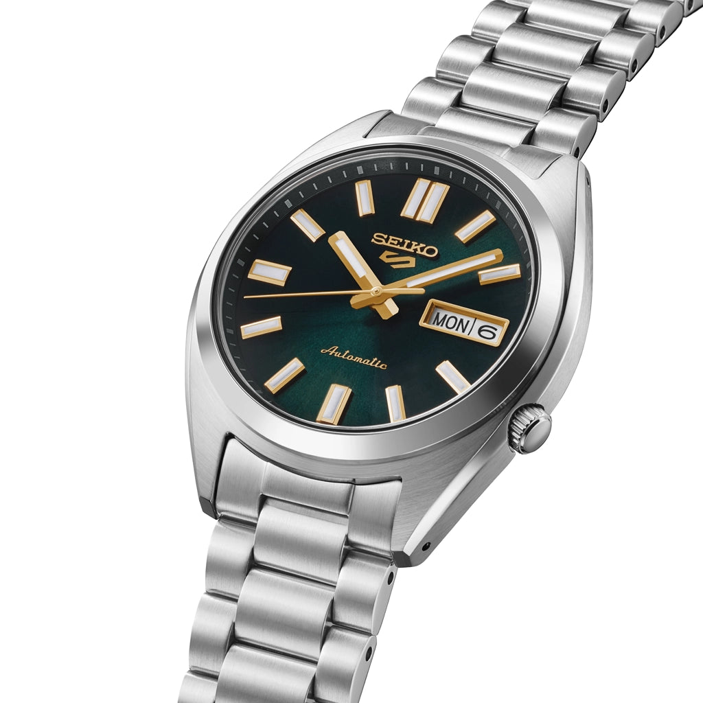 Seiko 5 Sports SNXS er et ur for både dame og herre på 37.4 mm, med grønn skive og kasse og lenke i stål. 100 meter vanntett.