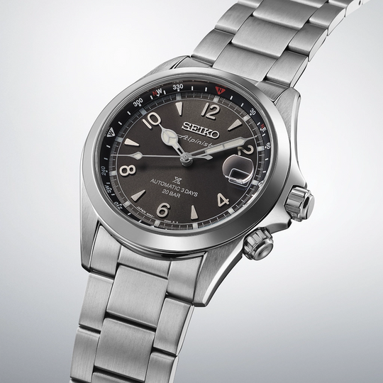 Seiko Prospex Alpinist SPB505J1 med sort skive, kasse og lenke i stål. 72 timer gangreserve - 200 meter vanntett.