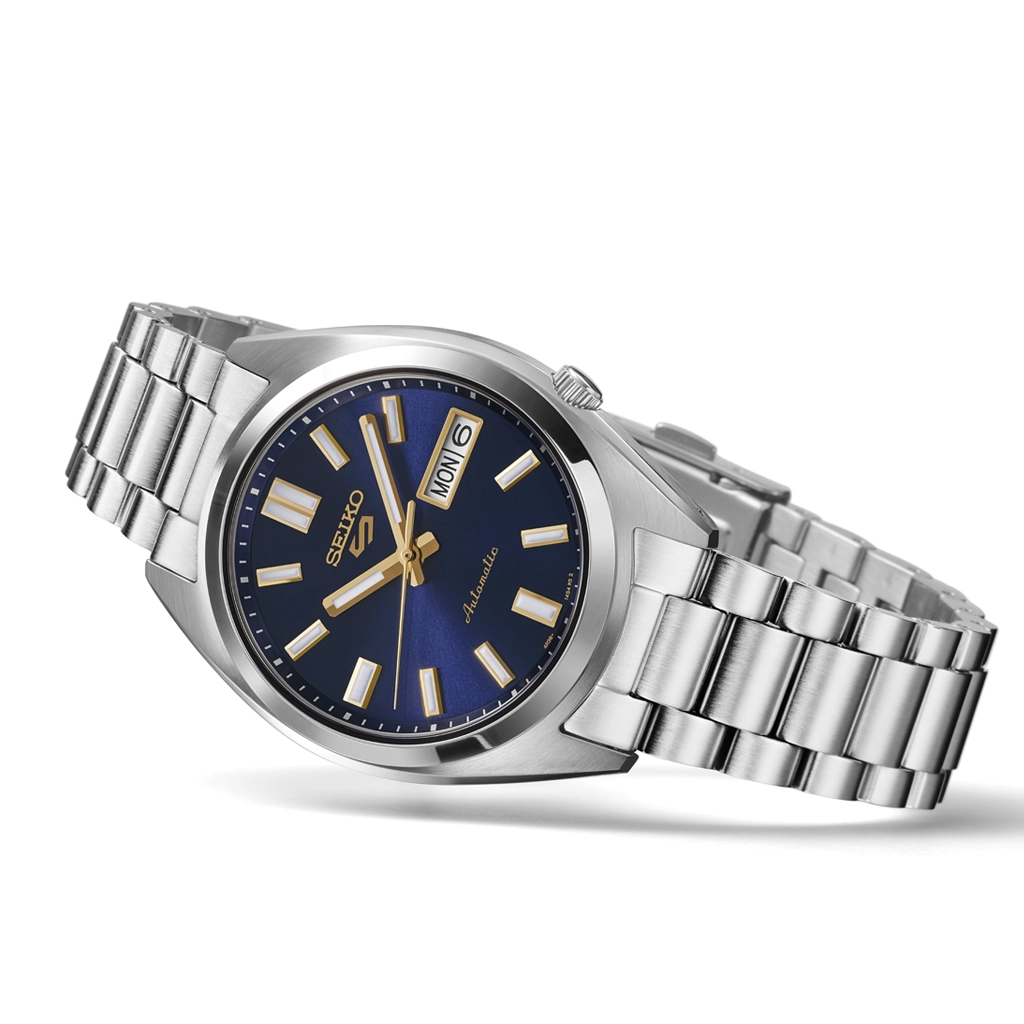 Seiko 5 Sports SNXS er et ur for både dame og herre på 37.4 mm, med blå skive og kasse og lenke i stål. 100 meter vanntett.