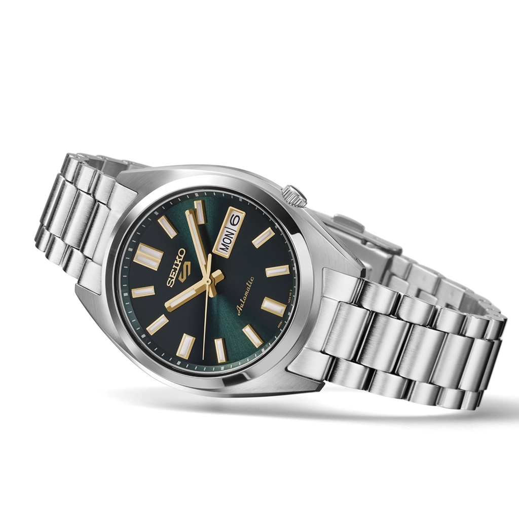 Seiko 5 Sports SNXS er et ur for både dame og herre på 37.4 mm, med grønn skive og kasse og lenke i stål. 100 meter vanntett.