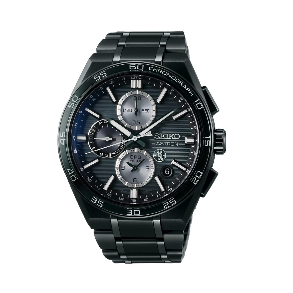 Sort Seiko Astron GPS Solar herreklokke i titan på 44 mm. Klokken har sort skive, chronograph, worldtimer-funksjon og perpetualkalender.