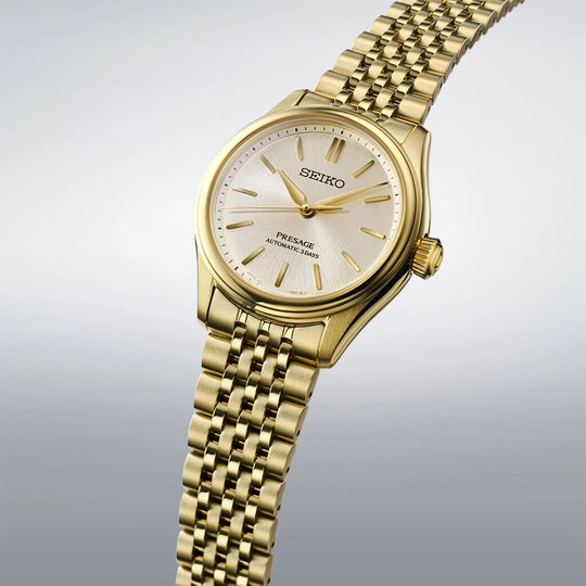Seiko Presage Classic SPB524J1 er en unisexklokke på 36 mm i gullfarget stål med lys skive. 