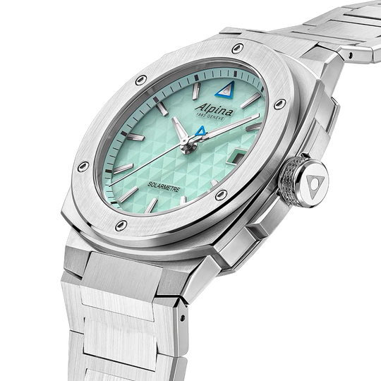 Alpina Alpiner Solarmetre i stål med lysgrønn skive har batterivarighet på 10 måneder uten eksponering for lys. 100 meter vanntett.