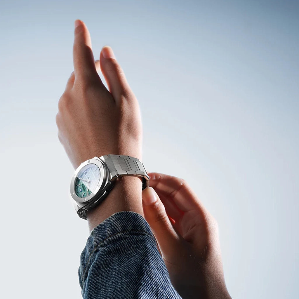 Alpina Alpiner Solarmetre i stål med lysgrønn skive har batterivarighet på 10 måneder uten eksponering for lys. 100 meter vanntett.