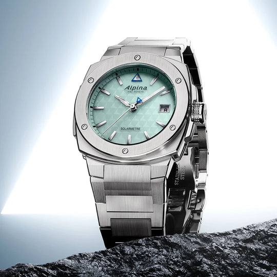 Alpina Alpiner Solarmetre i stål med lysgrønn skive har batterivarighet på 10 måneder uten eksponering for lys. 100 meter vanntett.