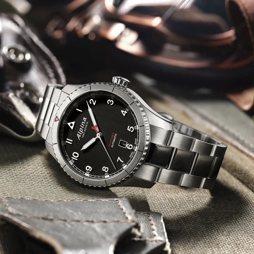 Alpina Startimer Pilot Automatic herreklokke på 41 mm med sort skive, kasse og lenke i stål. 100 meter vanntett.