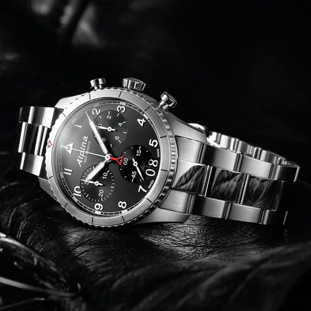 Alpina Startimer Pilot Quartz Chronograph Big Date herreklokke med sort skive, kasse og lenke i stål.