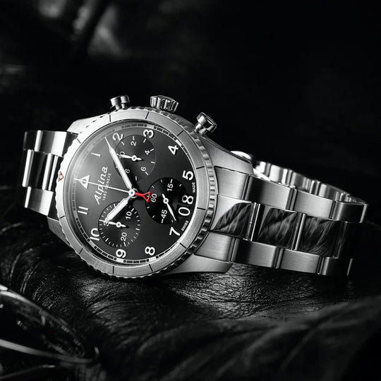Alpina Startimer Pilot Quartz Chronograph Big Date herreklokke med sort skive, kasse og lenke i stål.