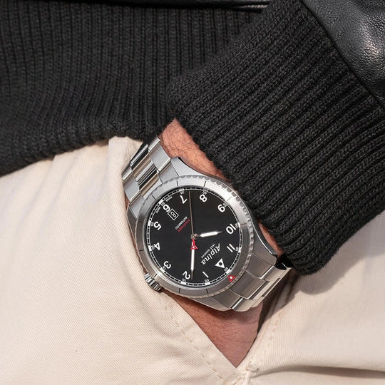 Alpina Startimer Pilot Automatic herreklokke på 41 mm med sort skive, kasse og lenke i stål. 100 meter vanntett.
