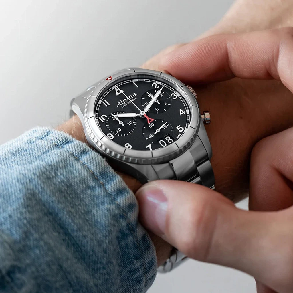 Alpina Startimer Pilot Quartz Chronograph Big Date herreklokke med sort skive, kasse og lenke i stål.