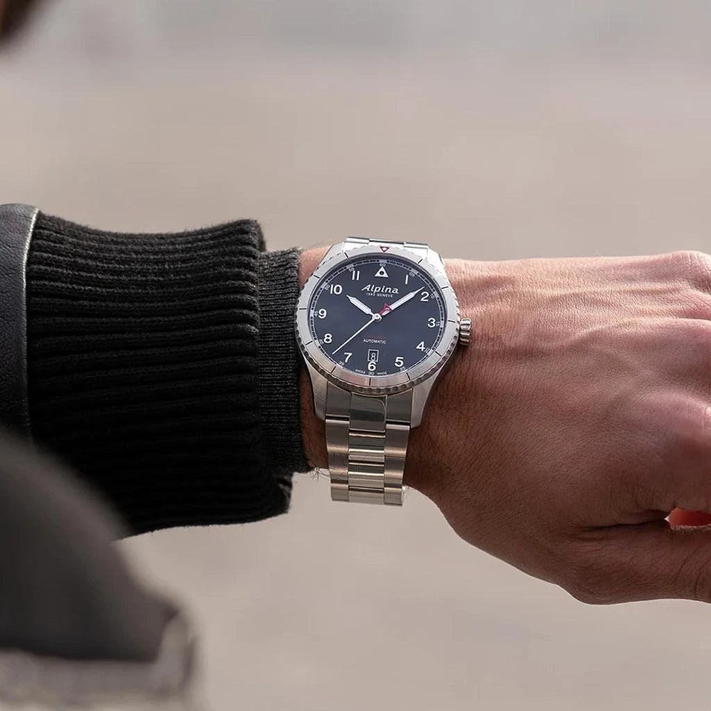 Alpina Startimer Pilot Automatic herreklokke på 41 mm med sort skive, kasse og lenke i stål. 100 meter vanntett.