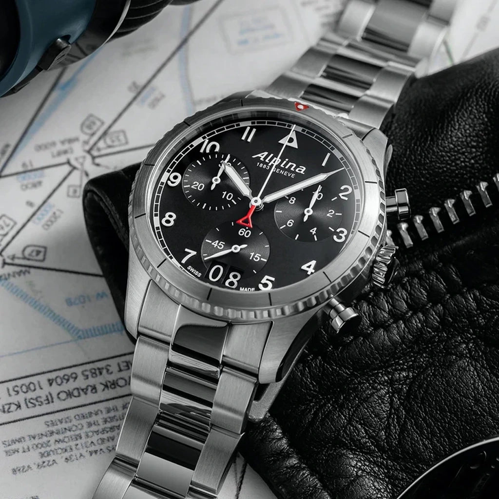 Alpina Startimer Pilot Quartz Chronograph Big Date herreklokke med sort skive, kasse og lenke i stål.