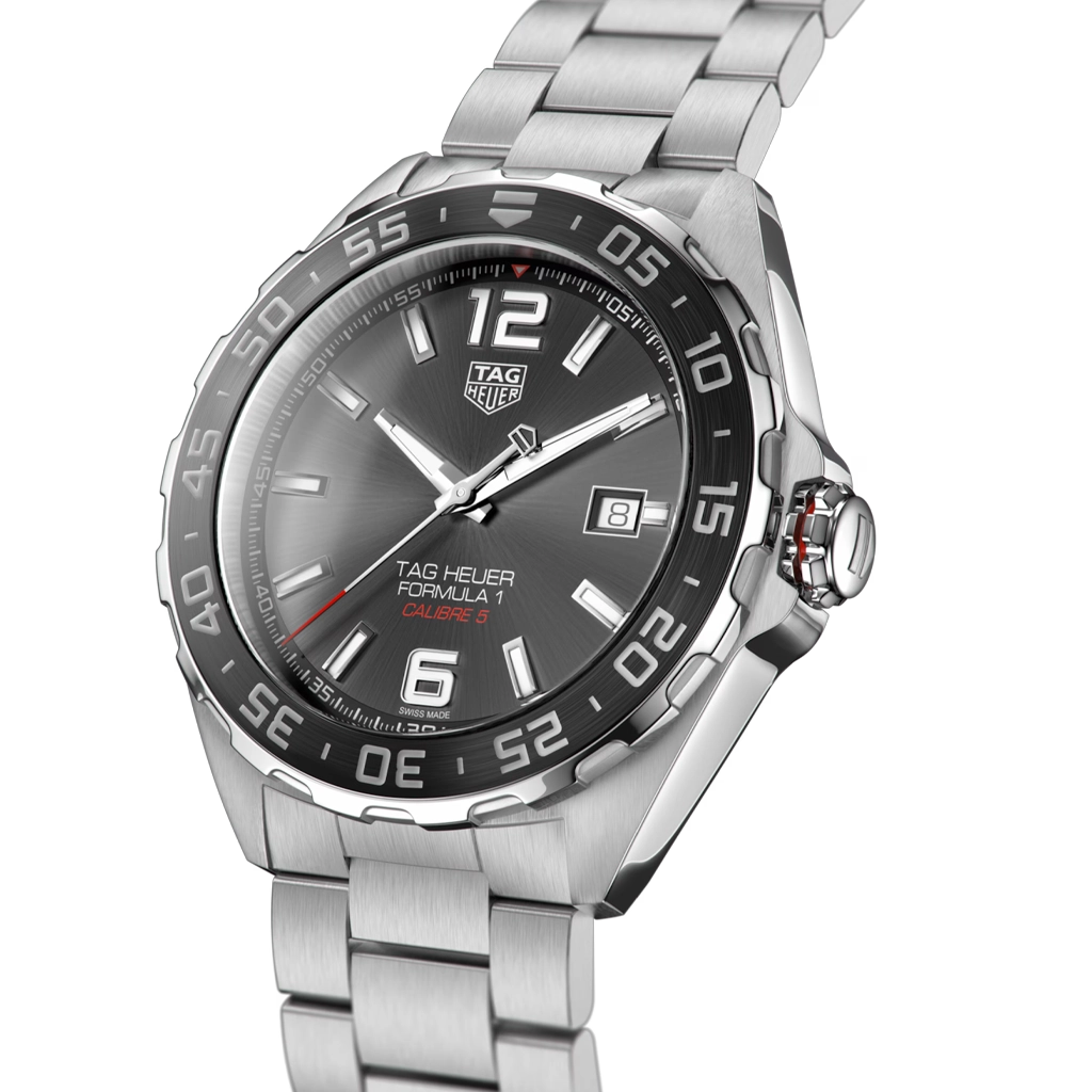 TAG Heuer Formula 1 med calibre 5 automatisk urverk, kasse og lenke i stål og grå sunray tallskive. 200 meter vanntett.