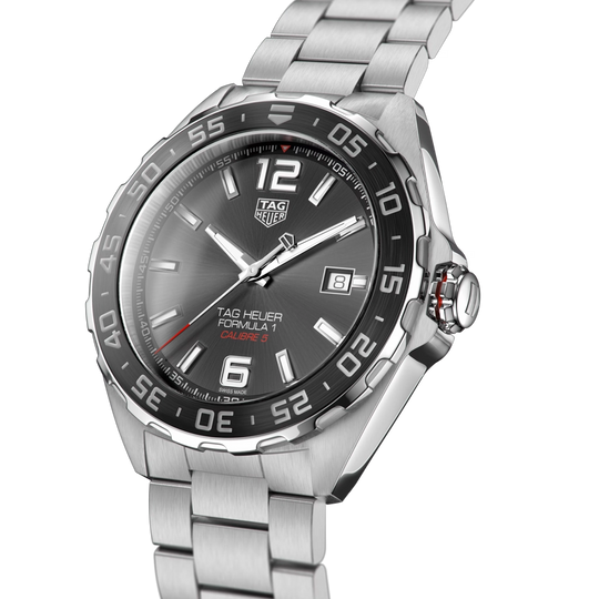 TAG Heuer Formula 1 med calibre 5 automatisk urverk, kasse og lenke i stål og grå sunray tallskive. 200 meter vanntett.