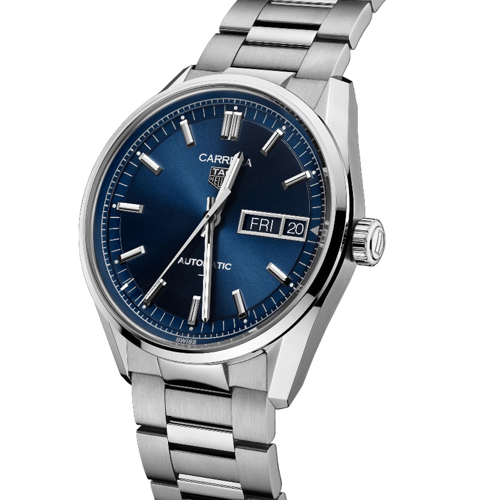 TAG Heuer Carrera Day-Date til herre på 41 mm med blå skive med dag og dato. Kasse og lenke i stål. 100 meter vanntett.