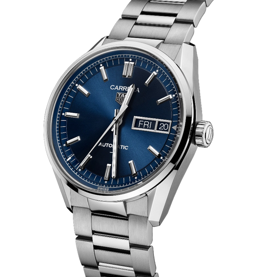 TAG Heuer Carrera Day-Date til herre på 41 mm med blå skive med dag og dato. Kasse og lenke i stål. 100 meter vanntett.