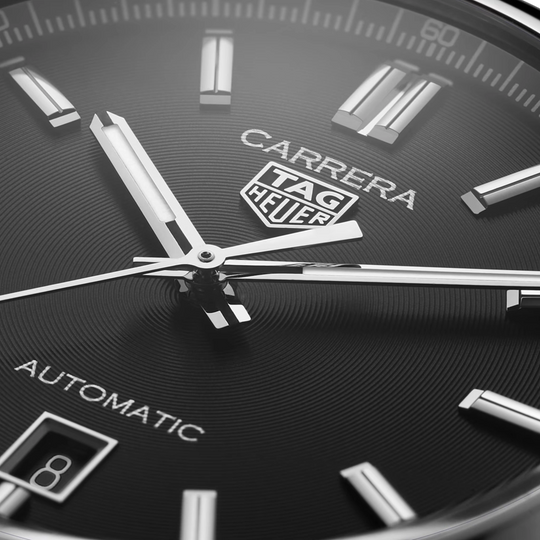 TAG Heuer Carrera med en finbørstet stålkasse og sort urskive. Passer både dame og herre med sin 39 mm stålkasse. Lenke i stål. Automatisk urverk.