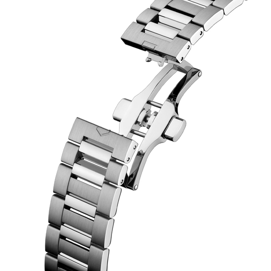 TAG Heuer Carrera Day-Date til herre på 41 mm med blå skive med dag og dato. Kasse og lenke i stål. 100 meter vanntett.