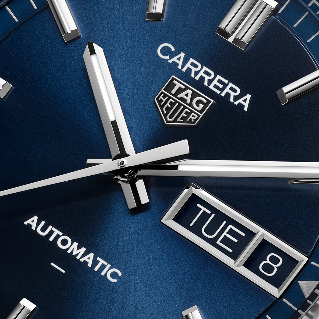 TAG Heuer Carrera Day-Date til herre på 41 mm med blå skive med dag og dato. Kasse og lenke i stål. 100 meter vanntett.