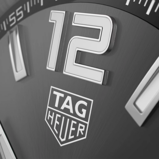 TAG Heuer Formula 1 med calibre 5 automatisk urverk, kasse og lenke i stål og grå sunray tallskive. 200 meter vanntett.