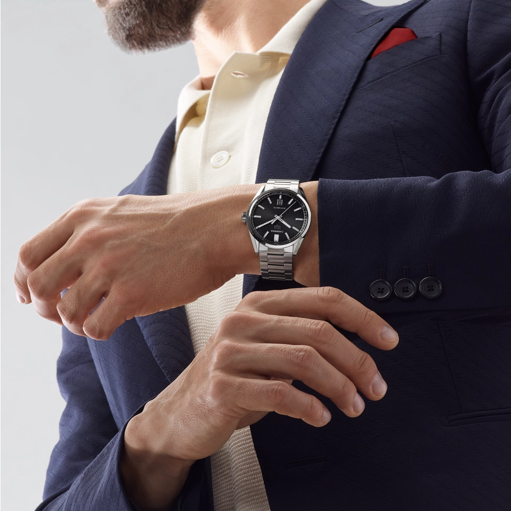 TAG Heuer Carrera med en finbørstet stålkasse og sort urskive. Passer både dame og herre med sin 39 mm stålkasse. Lenke i stål. Automatisk urverk.