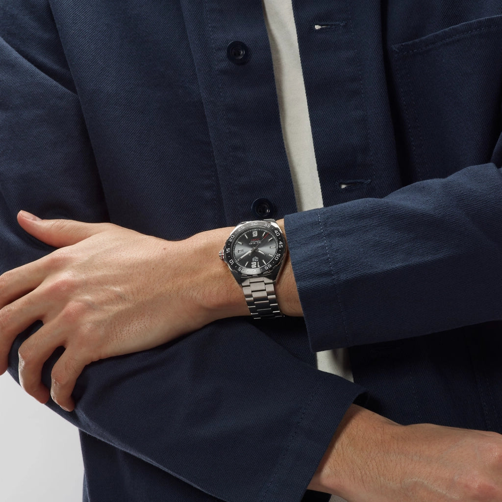 TAG Heuer Formula 1 med calibre 5 automatisk urverk, kasse og lenke i stål og grå sunray tallskive. 200 meter vanntett.