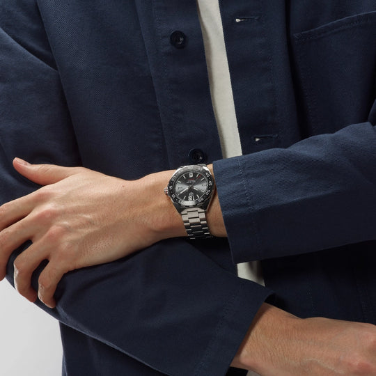 TAG Heuer Formula 1 med calibre 5 automatisk urverk, kasse og lenke i stål og grå sunray tallskive. 200 meter vanntett.