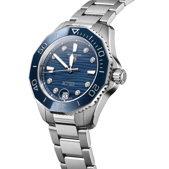 TAG Heuer Aquaracer Professional 300 Date dameklokke på 36 mm med automatisk verk, blå tallskive med diamanter og stållenke.
