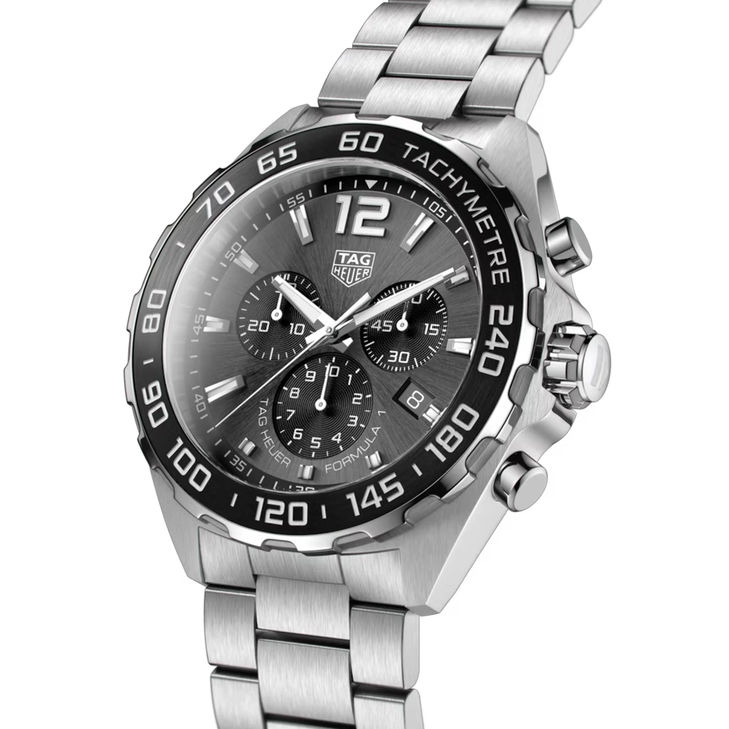 Tag Heuer Formula 1 Chronograph CAZ1011.BA0842 til herre på 43 mm. Sort skive, sort bezel med tachymeter og lenke med foldelås.