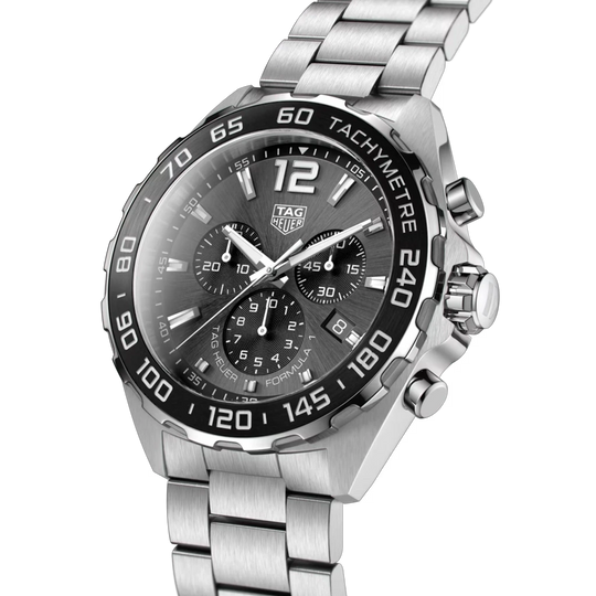 Tag Heuer Formula 1 Chronograph CAZ1011.BA0842 til herre på 43 mm. Sort skive, sort bezel med tachymeter og lenke med foldelås.
