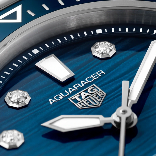 TAG Heuer Aquaracer Professional 300 Date dameklokke på 36 mm med automatisk verk, blå tallskive med diamanter og stållenke.