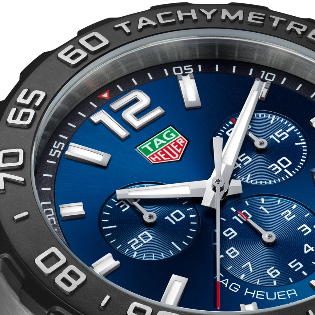 TAG Heuer Formula 1 Chronograph CAZ101AV.BA0842 herreklokke på 43 mm med blå skive, sort bezel med tachymeter og lenke med stål.